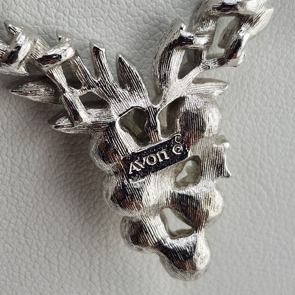 Vintage Avon Signed Faux Pearl Grape Leaf Jewelry Silver Tone Pendant Necklace - Picture 5 of 5
